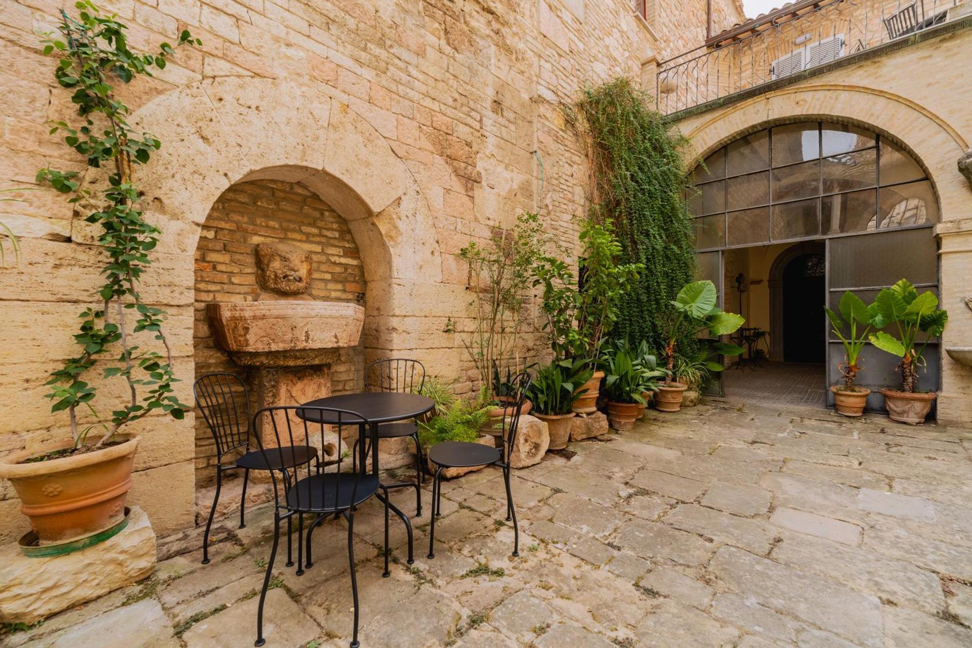 Suite Comunicanti, Tra Antico E Moderno Assisi Exteriér fotografie