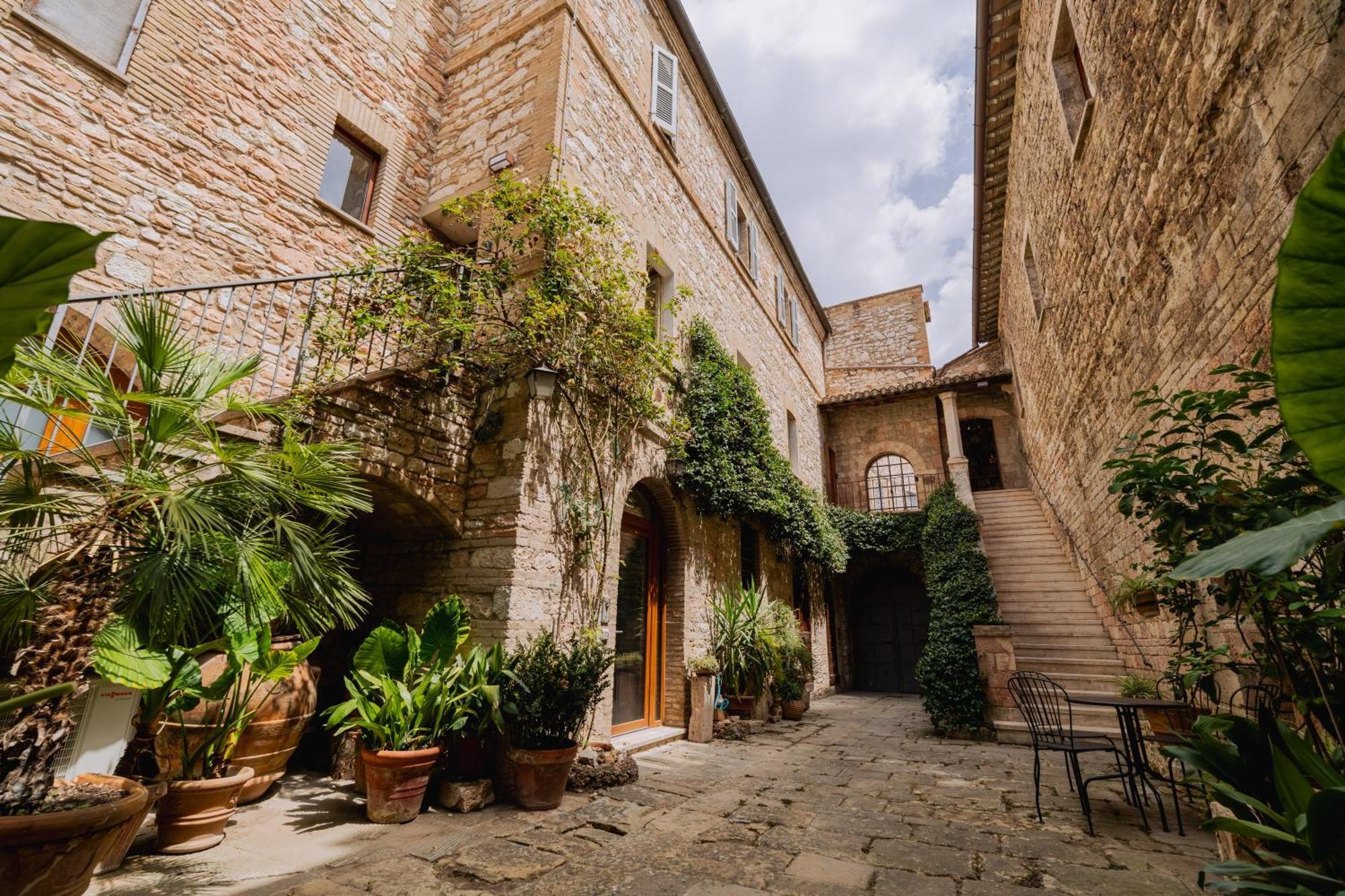 Suite Comunicanti, Tra Antico E Moderno Assisi Exteriér fotografie