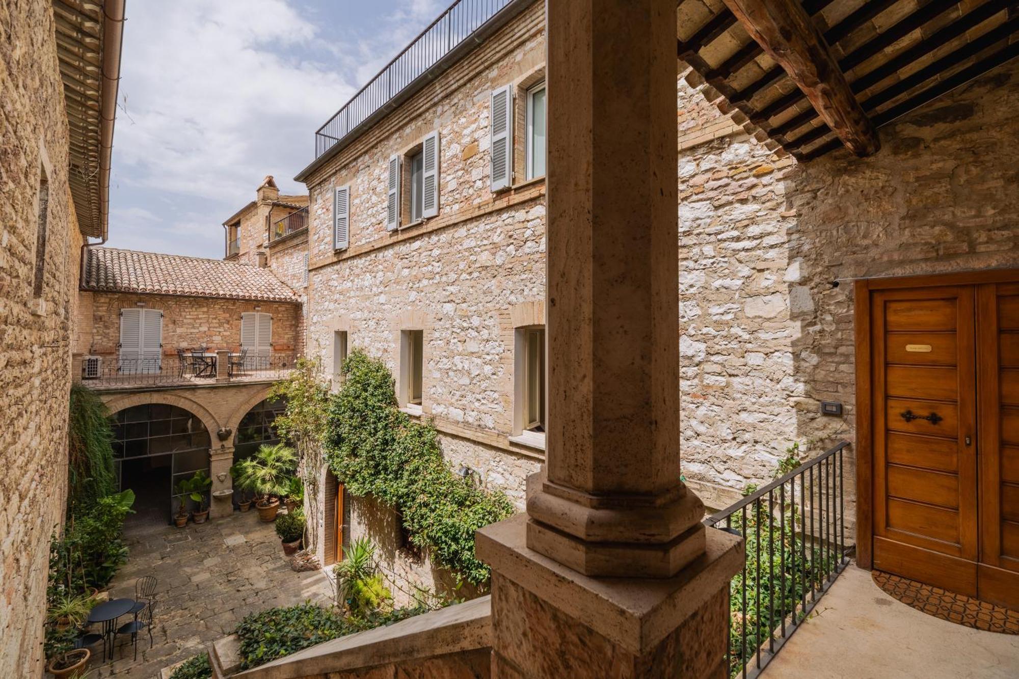 Suite Comunicanti, Tra Antico E Moderno Assisi Exteriér fotografie